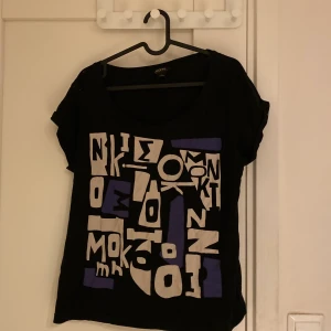 t shirt med tryck på - aldrig använd