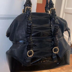 Corto Moltedo väska - Äkta - Hej! Jag säljer min Corto Moltedo väska som är i ett jätte fint skick, aldrig använt! Säljer pga garderobsrensning och som kan komma till nytta!