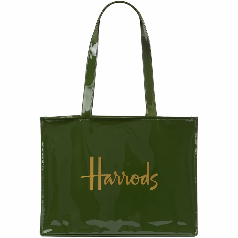 Harrods Tote Bag.  Instantly recognisable and elegant in style, the patent shopper from the Signature collection boasts the iconic glossy green exterior and gold-tone Harrods logo lettering to finish. A must-have souvenir. Väskor.