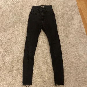 Jeans från Lager157 strl XS - Svarta jeans från Lager157 i storlek XS💞 Köparen står för frakt🌟