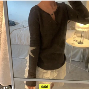 Snygg grå tröja som passar till allt - Säljer min super fina hunkydory tröja! Den har stjärnor på armbågarna och är grå! Passar till alla tillfällen. Har inte använt den mycket så i fint skick❤️buda från 290! Lånade bilder så länge annonsen är kvar är plagget kvar!