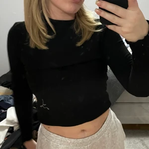 Svart långärmad - Svart vanlig långärmad😍😍 passar perfekt till vardags.