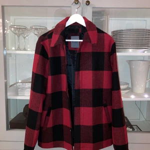 Rutig jacka (Only & sons) - Jättefin jacka som aldrig är använd. Mötes upp i Uppsala annars skickas på köparens bekostnad. 