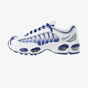 Nike tailwind - Köpta på Zalando för nåt år sedan. Ganska använda men i bra skick, inga slitningar. Kan gå ner i pris vid snabb affär