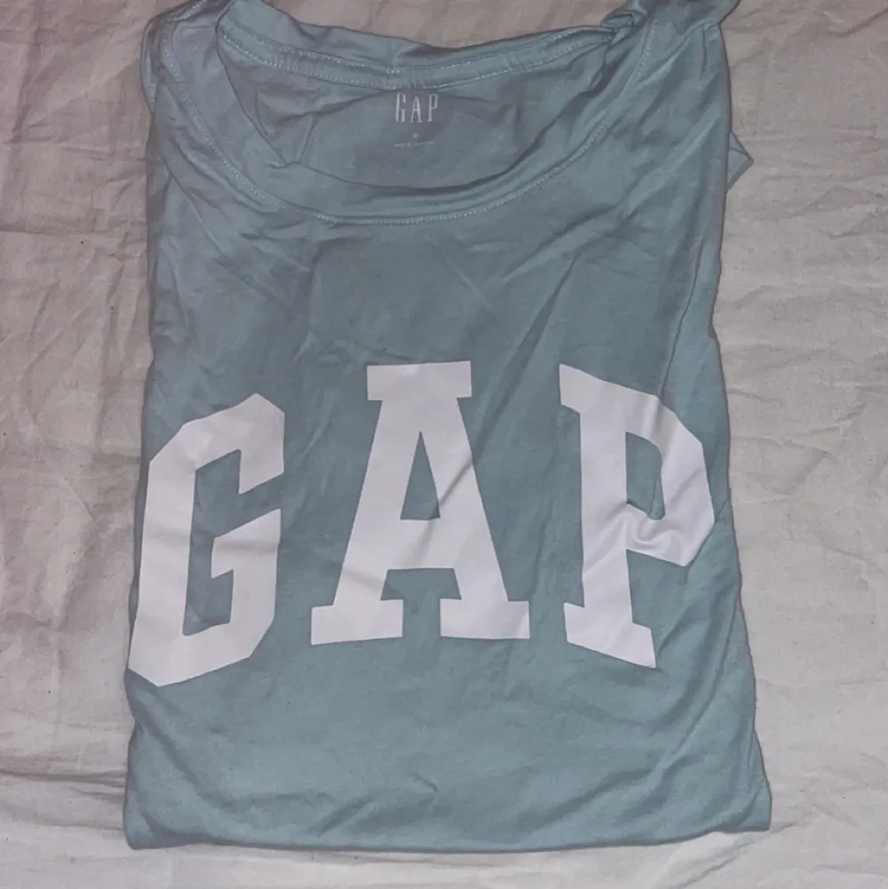 Jag tänkte sälja min turkosa gap T-shirt för att jag ibte har någon användning för den! Inte använt den någon gång och tvättas innan skickas❤️. T-shirts.