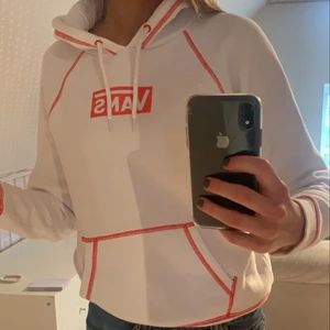 Vans hoodie  - Säljer min vans hoodie, använd fåtal gånger. Den är köpt på junkyard. Köpare står för frakt.🧡