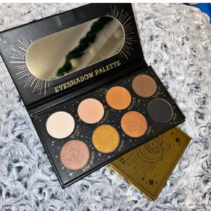 Ögonskuggspalett från LAsplash - helt oanvända nude o glittriga ögonskuggor. nypris runt 400kr