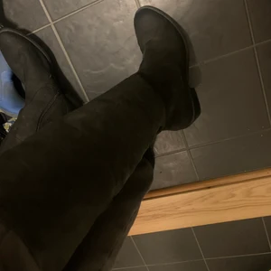 Skor  - Säljer dessa stövlar för de ej används längre använt de vid 3 tillfällen, De är höga och fina till en utekväll. Köpt för 2000