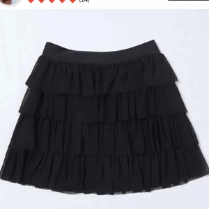 Svart volangkjol - Säljer nu denna svarta volangkjol, aldrig använd så helt ny!supersnygg volangkjol som passar till allt🤍köparen står för frakt!