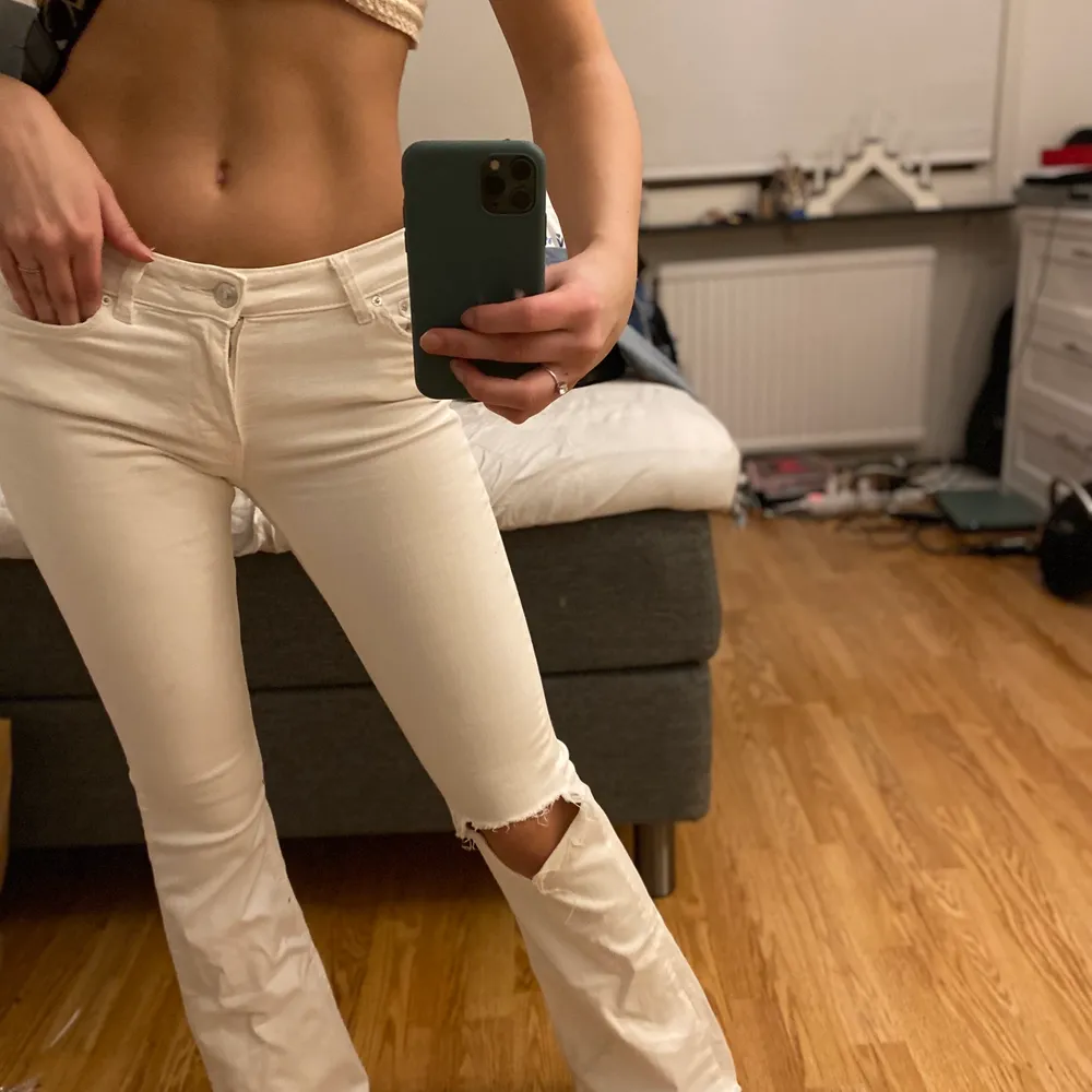 Jättesnygga vita bootcut jeans med hål. Från zara i strl:34. Supersnygga! Men kommer tyvärr inte till användning och säljs därför. Köparen står för frakt📦💗. Jeans & Byxor.