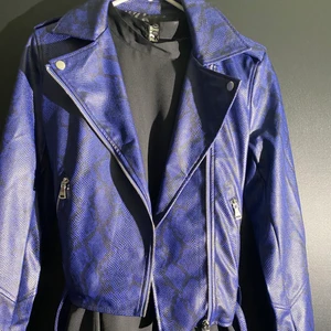 NA-KD – Ormskinnsmönstrad jacka i läder - NA-KD – Ormskinnsmönstrad jacka i läderimitation. Ny skick. Storlek S. Ordinarie pris 772,52 sek Säljer för bara 200kr 