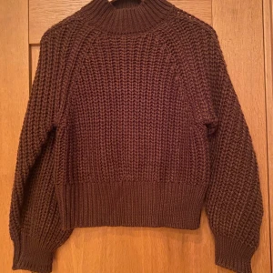Brun stickad tröja från NAKD - Brun stickad tröja från NAKD. Har aldrig använt tröjan så den är i väldigt bra skick. Den är inte min stil och den sticks lite därför den inte kommit till användning.