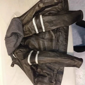 Richa Skinnjacka (helt ny) - Helt ny skinnjacka, storleken är inte på svenska men med ögonmått skulle jag säga XL. Den säljs pga att den är alldeles för stor för min lillebror och kan därmed inte komma till användning.