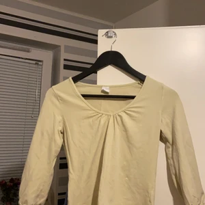 Fintröja  - Jätte fin gul ish tröja från Frankrike , superfin men kommer inte till användning , hör av er vid intresse 