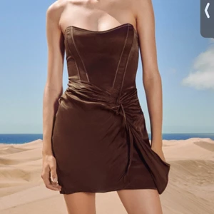 Klänning zara - Jättefin klänning ifrån Zara. Storlek S, aldrig använd. Säljer för att den är för liten. SLUTSÅLD PÅ ZARA