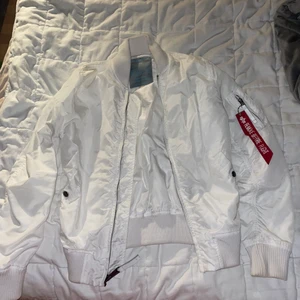 Alpha Industries bomberjacka XS/S - Köpt för över 1000kr. Använt max 4 gånger. Lappen för storleken är avklippt men i övrigt är jackan i riktigt bra skick. ⚡️