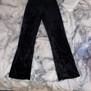 Ett par vanliga utsväbgdabyxor  - Jag säljer dessa fina utsvängdabyxor för dem är för korta älskade dass byxor och nu vill jag att dessa ska användas av någon anna💕