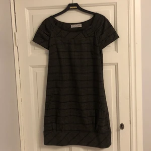 Brun klänning - Säljer denna brun/rutiga klänningen! 
