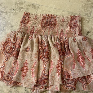 Trendig volang kjol från Lindex - Nu säljer jag min fina och trendiga volang kjolen från Lindex då jag måste rensa ut kläder. Den är i storlek M men den är väldigt stretchig så den passar xs-L skulle jag säga💘💘💘 frakt tillkommer. Start pris 150