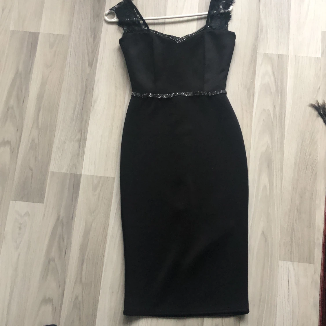 Snygg svart festklänning