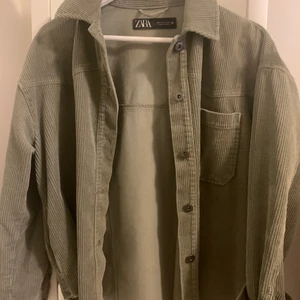 Jacka - Grön tunn jacka från ZARA. Köpt för 400 kr, och säljer för 200 INKLUSIVE FRAKT. Storlek S men passar en M lika bra då den är lite oversized. Knappt använd. 