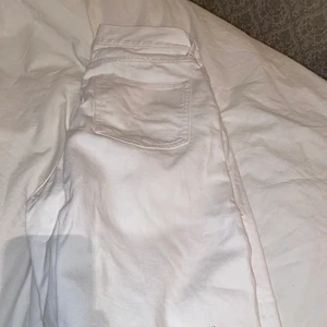 Vit jeans från H&M  - Använd 1 gång som helt ny fin skick anledningen varför jag säljer är att den inte är i min storlek passar int mig vid midjan lite för stor.