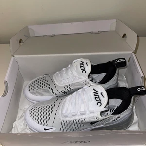 Nike Air Max 270 - Helt nyköpta Nike Air Max 270 (vita) i storlek 38,5. Säljer pga att det köptes fel storlek och kvittot är borta. Helt oanvända. Köptes för 1700kr säljs nu för 1200. 