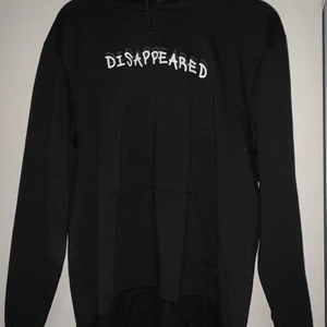 Hoodie - Super häftigt hoodie med ett grafitti tryck på ryggen! Väldigt tunt tyg, finns även en luva på den! Ny skick!