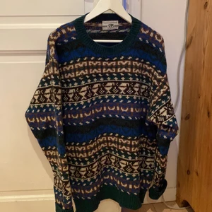 Stickad tröja - En stickad tröja som jag verkligen gillar där av det höga priset som är köpt på humana i Malmö. Tröjan är ganska stor. På vänsterarmen är det ett litet hål däremot. Men annars inga andra skador