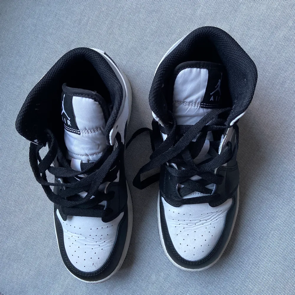 Tänkte sälja mina knappt oanvända Nike Jordan air 1. Dom är köpte via en dansk sida. Jag köpte dom för ca 3500 och kan tänka mig sälja dom för 1000. Då dom är precis som nya. Storleken är 36,5. (Kan även rengöra dom innan köp om så önskas).. Skor.