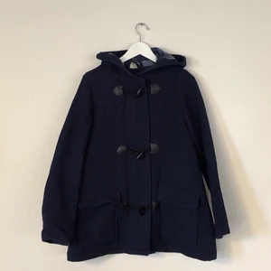 Kappa - Mörkblå kappa från monki. Storlek S. Skicka gärna ett meddelande om du har några frågor! 