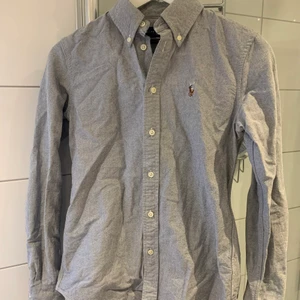 Raphl lauren skjorta  - Blå/grå raphl lauren skjorta. Endast använd 1 gång. Figursydd fit. Snygg till såväl jobb som skola