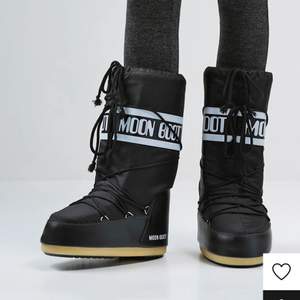 Nu säljer jag mina skit snygga moon boots då jag inte får användning för de längre💞 nästan ny skick förutom lite på undersidan av skon, men de är ingenting man märker🌟 säljer för 900kr 😻 nypris: 1500kr
