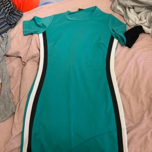 Tajt grön klänning  - Super fin grön kort tajt klänning. Passar i allt och är super skön!