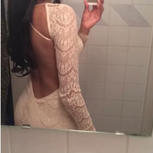 Klänning  - Festklänning endast använd i några timmar. I färgen beige , storlek S. 