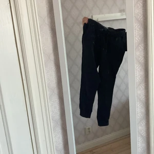 Mjukisbyxor  - Det är ett par helt vanliga mjukisbyxor i fint skick. Dom är använda och det syns men dom ser verkligen inte slitna ut. Anledningen till att jag säljer dom är för att dom är alldeles för små. Jag är 170 cm och dom är för korta annars inget fel. Det är storlek M men skulle säga att det är mer som xs. Eller någon som har storlek S men kortare ben 