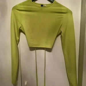 Neon topp - Jättefin neon topp som endast har använts en gång. Köpt för 120kr. Skriv privat till mig ifall du vill ha fler bilder eller se plagget på. Kunden står för frakten. 
