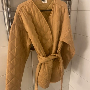 QUILTAD BEIGE JACKA I STORLEK M  - QUILTAD BEIGE JACKA I STORLEK M IFRÅN VERO MODA.
