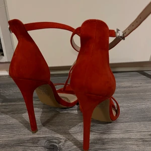 Höga klackar  - Röda klackskor i strl.40. Använda 1 gång så de är i jättebra skick. Klackhöjd 12cm. Köpta från Boohoo 