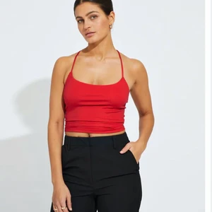 Bikbok topp - En röd topp från bikbok som är oanvänd. Den är i nyskick och jag säljer den för att jag tog fel storlek. Kostar 199 i nypris men jag säljer den för 100kr. Storlek S !KÖPAREN STÅR FÖR FRAKTEN! ❤️ betala via Swish