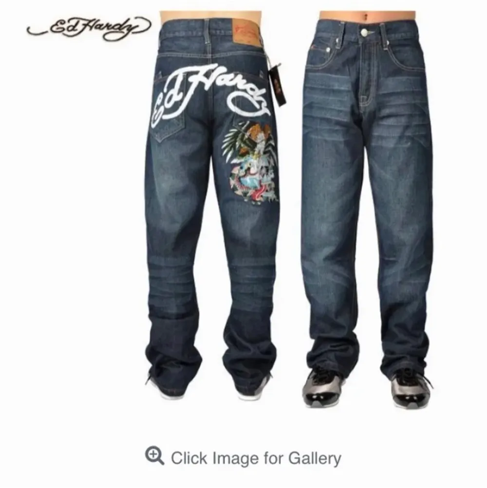 Säljer ett par ed hardy jeans köpta här på plick, bra skick säljer på grund av att de inte passar mig passar nån som är lång eftersom de är långa. Jeans & Byxor.