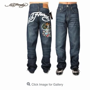 Ed hardy jeans  - Säljer ett par ed hardy jeans köpta här på plick, bra skick säljer på grund av att de inte passar mig passar nån som är lång eftersom de är långa