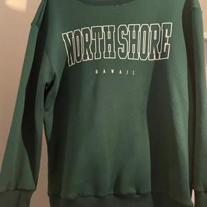 Jättesnygg mörkgrön sweatshirt med snyggt tryck! Tjock och jättemysig! Väldigt trendig!