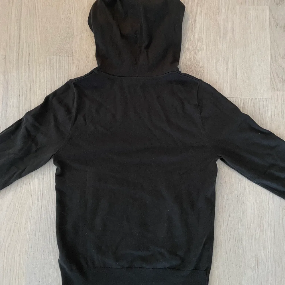 Filippa K M. Arthur knitted hoodie i storlek XS. Stickad, mörkgrön/mörkbrun hoodie i fin kvalitet med snören. Köpt för 1700kr och aldrig använd (etiketten är fortfarande kvar). Sitter som en vanlig XS. Skick 10/10 då den aldrig är använd och etiketten sitter kvar. Tröjan är en herrtröja men funkar lika bra för tjejer.. Neuleet.