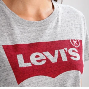 Ny levis tröjan  - perfekt skick för fler bilder skriv till mig