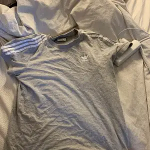Fin grå adidas T-shirt 