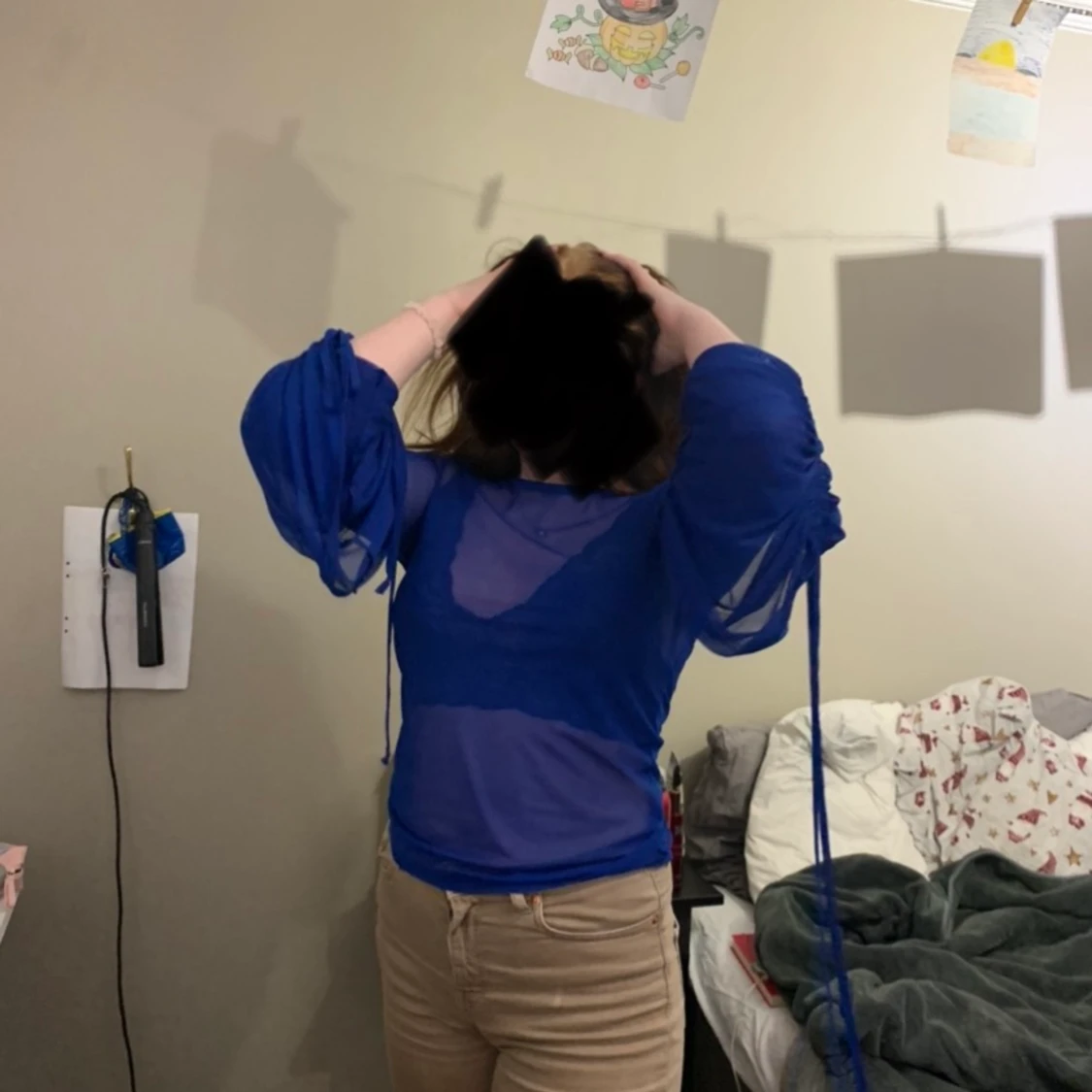 Blå genomskinlig tröja.