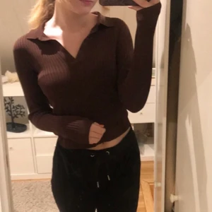 Brun tröja - Jättefin brun tröja från zara (slutsåld?) med en liten krage. Är endast är använd en gång, så den är som ny! Passar till mycket, och färgen är väldigt fin, kontakta för frågor eller fler bilder, 180kr+ frakt❣️ Kan diskutera priset