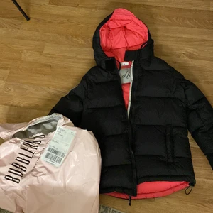 Dbrand jacka helt ny oanvänd  - D brand jacka, super varm i dun, köpt förra veckan, helt ny, säljes då den var för liten för mig. Denna är strl S 