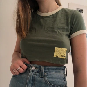 Grön t-shirt i strl XS - T-shirt från weekday i snygg grön färg. Köparen står för frakt. 